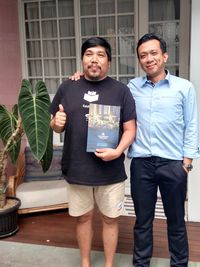  Site Engineer Proyek Apartemen Tamansari Kencana / Kasi Teknik Wika Realty Adi Media (Kanan Kemeja Biru) dan Designer UNKL347 Dendy Darman (Kaos Hitam)