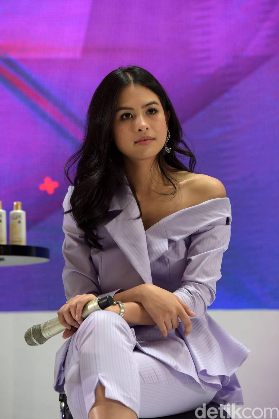 Pose Maudy Ayunda Pamer Pundak Mulus - Foto 4