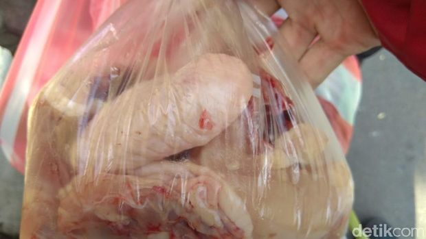 Daging ayam setengah kilogram