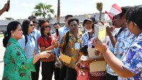 Momen tersebut tertangkap saat Iriana menemani Presiden Jokowi saat meresmikan Monumen Markas Avengers Kapsul Waktu di Merauke, Papua pada hari Jumat (16/11). (Foto: Laily Rachev/Biro Pers Setpres)