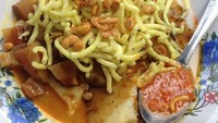 Tampilan khas lontong kari khas Bandung. Kerupuk kuning yang terendam kuah kari dan sedikit lembek bikin tambah nikmat rasanya. Foto: Instagram @okie_tea