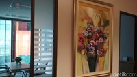 Kantor yang berada di lantai 8 gedung OUE Bayfront memiliki yang modern, karena begitu kita masuk pintu kaca sudah bisa melihat tulisan BRI Singapura dan isinya lebih banyak ruang meeting dan beberapa ruang para atasan.