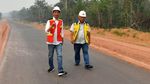 Momen Jokowi Lihat Langsung Trans Papua Sambil Jalan Kaki