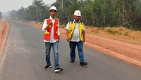 Saya ingin melihat langsung di lapangan karena dari data yang saya terima dari Merauke ke Boven Digoel itu jalannya berlumpur masih banyak sekali, kata Jokowi dalam keterangan tertulis Deputi Bidang Protokol, Pers, dan Media Sekretariat Presiden, Bey Machmudin, Jumat (16/11/2018). Laily Rachev/Biro Pers Setpres.