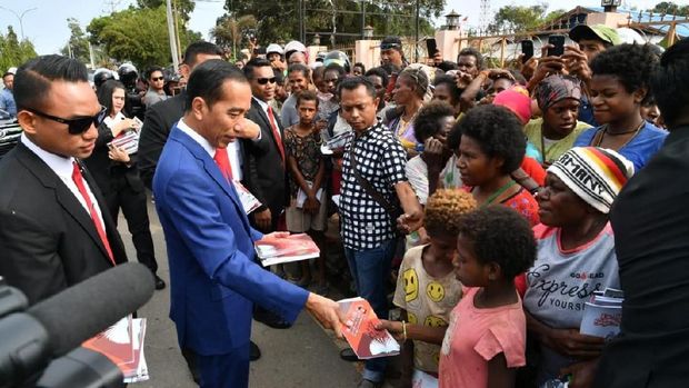 Jokowi saat bagi-bagi buku di Merauke.