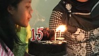 Nah ini putri kedua dari mendiang suami pertama Muzdalifah. Sebuah kue cokelat dengan lilin siap memeriahkan momen ini. Foto: Instagram @Muzdalifah999