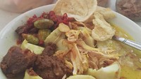 Kari ayam pun jadi lauk enak lontong. Apalagi ditambah sambal goreng pete dan rendang daging. Mantap! Foto: Instagram @angelina_desandra