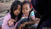 Para pengajarnya beragam dari berbagai relawan, mulai dari guru, musisi, polisi dan lain sebagainya.