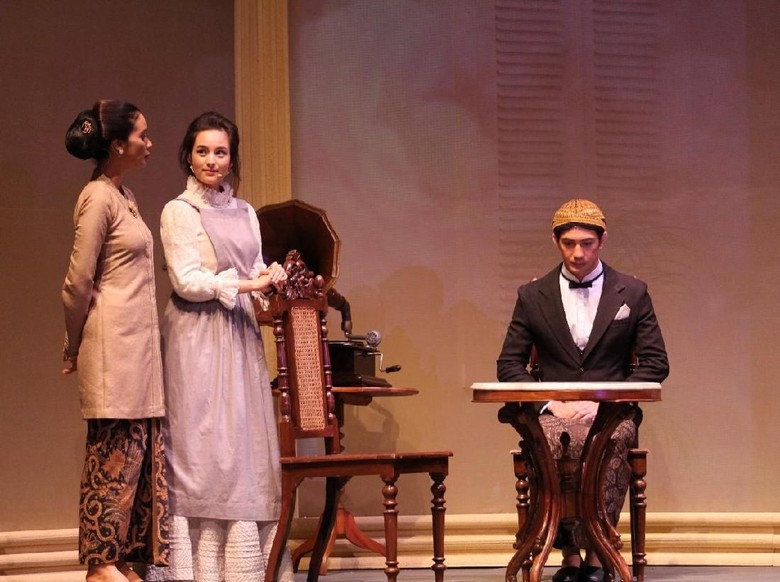 Naskah Teater Bunga Penutup Abad Digarap Satu Tahun Naskah Teater Bunga Penutup Abad Digarap Satu Tahun