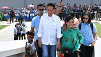 Saat hendak menaiki anak tangga di lokasi, Iriana menggendong bocah asal Papua. (Foto: Laily Rachev/Biro Pers Setpres)