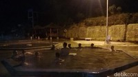 Di Pemandian air panas di DQiano ada 5 kolam air hangat. Yakni 1 kolam arus, 1 olympic, 1 kolam permainan dan 2 kolam kecil untuk berendam. (Uje Hartono/detikTravel)