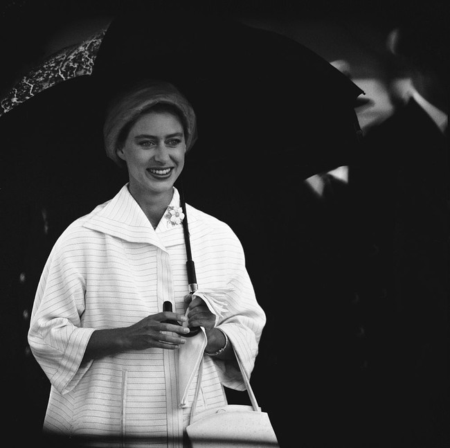 Pada 1953, Putri Margaret jatuh cinta pada suami orang, Perwira Angkatan Laut Kerajaan Kapten Peter Townsend. Demi Margaret, Peter menceraikan istrinya dan segera melamar Sang Putri. Sayangnya, mereka berpisah setelah dua tahun tunangan.  Foto: Getty Images