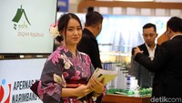 Ada juga yang berpakaian Kimono Jepang.