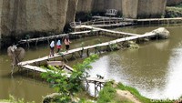 Wisatawan menikmati pemandangan di Tebing Koja di Kabupaten Tangerang, Banten.