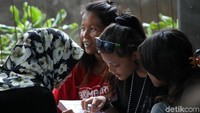 Anak-anak kolong dan punk tampak serius dan antusias mengaji.