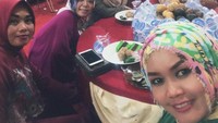 Bersama teman, keluarga dan anak-anaknya, Muzdalifah kerap menghabiskan waktu bersama. Seperti momen ketika ia makan bareng teman-temannya ini. Foto: Instagram @Muzdalifah999