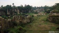 Tebing Koja menawarkan panorama tebing yang kolam air hingga rumput hijau. Banyak wisatawan yang menyebutnya Kandang Godzilla (Tripa Ramadhan/detikcom)