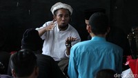Ustad Halim Ambiya mengatakan diadakannya pengajian ini untuk membina anak-anak kolong dan punk agar tidak terjerumus kepada hal yang negatif.