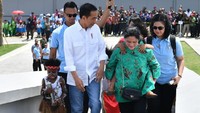 Momen inilah yang menjadi perbincangan para netizen. Mereka memuji aksi Iriana. (Foto: Laily Rachev/Biro Pers Setpres)