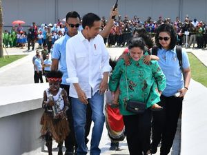 Melihat Lagi Momen Iriana Gendong Bocah Papua Naiki Anak Tangga