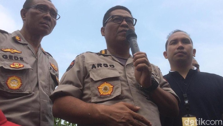 6 Penyelam Diterjunkan Cari Linggis Haris Simamora di Kalimalang 6 Penyelam Diterjunkan Cari Linggis Haris Simamora di Kalimalang