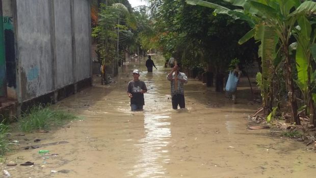 Hujan deras mengakibatkan Krueng Pase meluap dan merendam rumah warga. Warga mulai mengungsi.