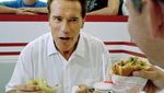 Suka Salad dan Makanan India, Ini Pose Arnold Schwarzenegger Saat Kulineran
