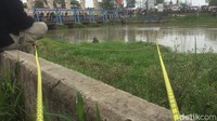 Penyelam itu kemudian meminta agar ada tali dipasang melintangi kali untuk membantu penyelaman. Foto: (Rolan-detikcom)