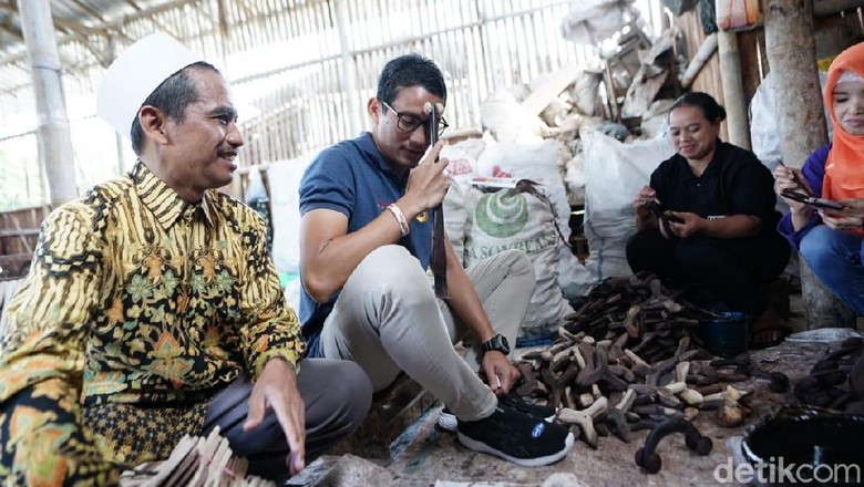 Sandiaga Kunjungi Kerajinan Tanduk di Secang Magelang Sandiaga Kunjungi Kerajinan Tanduk di Secang Magelang