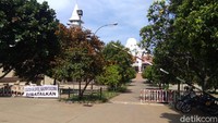 Foto: Polres Bogor tidak mengeluarkan izin diskusi bertajuk Syiar dan Silaturahim Kekhalifahan Islam Se-Dunia 1440 H yang sedianya digelar hari ini. Polisi berjaga di sekitar lokasi memastikan suasana tetap kondusif. (Lisye-detikcom)