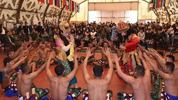 Saat Para Siswa Lebanon Bermain Bakiak di Markas TNI-UNIFIL