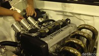 Mesin Toyota AE86 Trueno tengah dibersihkan.