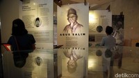Pengunjung membaca surat milik KH Agus Salim.
