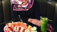 Wow! Muzdalifah ini doyan banget buah kayaknya. Sepiring buah-buahan jadi santapannya hari ini. Ada apel, pepaya hingga semangka. Foto: Instagram @Muzdalifah999