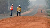 Kehadiran jalan Trans Papua tersebut diharapkan mampu memangkas waktu tempuh distribusi barang, kebutuhan logistik, dan masyarakat. Laily Rachev/Biro Pers Setpres.