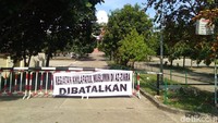 Foto: Di lokasi juga terpasang spanduk bertuliskan Kegiatan Khilafatul Muslimin di Az-Zikra Dibatalkan. (Lisye Sri Rahayu/detikcom)
