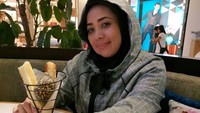 Sebelum ngemil roti, Muzdalifah pose dulu dengan senyum manis di bibirnya. Wah lagi makan roti apa itu ya? Foto: Instagram @Muzdalifah999
