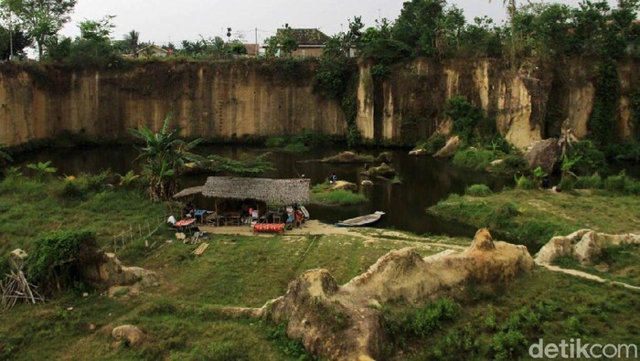 Destinasi wisata yang cantik namun murah meriah ada di Kabupaten Tangerang, Banten. Tebing Koja namanya, yuk kita lihat.