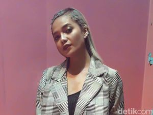 Nyentrik Rambut Warna Ash Grey, Citra Scholastika Ingin Coba Botak