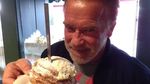 Suka Salad dan Makanan India, Ini Pose Arnold Schwarzenegger Saat Kulineran