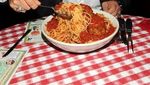 Suka Salad dan Makanan India, Ini Pose Arnold Schwarzenegger Saat Kulineran