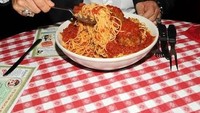 Mampir ke restoran Italia, Arnold pesan pasta spaghetti dengan meatballs dan saus bolognese. Sejak dulu Arnold memang suka makanan yang kaya akan protein. Foto: Istimewa