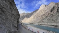 Foto ini diambil pada 15 November 2018 menunjukkan jalan di Kotapraja Datong dari Taxkorgan, County Otonomi Tajikistan, wilayah otonomi Xinjiang Uygur di China barat laut. Istimewa/Xinhuanet.