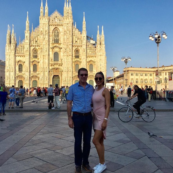 Sangat dekat dengan sang ayah, Elena tampak sering liburan bersama. Ini gayanya di Duomo di Milano. (elenacorreau/Instagram)