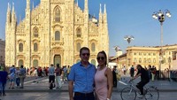 Sangat dekat dengan sang ayah, Elena tampak sering liburan bersama. Ini gayanya di Duomo di Milano. (elenacorreau/Instagram)