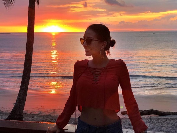 Saat ke pantai, Elena tak melewatkan pemandangan sunset. (elenacorreau/Instagram)