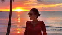 Saat ke pantai, Elena tak melewatkan pemandangan sunset. (elenacorreau/Instagram)