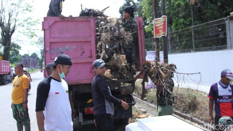 4 Ton Sampah Diangkut di Sungai Cisaraya Majalaya 4 Ton Sampah Diangkut di Sungai Cisaraya Majalaya