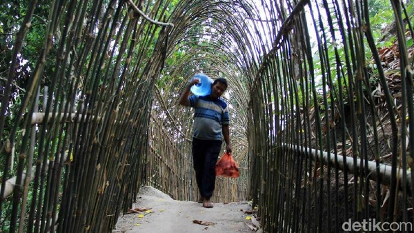 Untuk pengelolaannya sendiri patut diacungi jempol. Warga sudah sadar untuk mengelola bersama pihak desa, tanpa ada warung-warung kumuh serta pungutan liar. (Tripa Ramadhan/detikTravel) Untuk pengelolaannya sendiri patut diacungi jempol. Warga sudah sadar untuk mengelola bersama pihak desa, tanpa ada warung-warung kumuh serta pungutan liar. (Tripa Ramadhan/detikTravel)