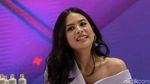 Pose Maudy Ayunda Pamer Pundak Mulus